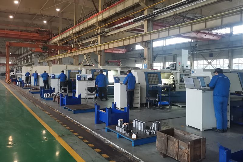 3、機加工車間數控車床班組全體員工早早進入工作狀態.jpg