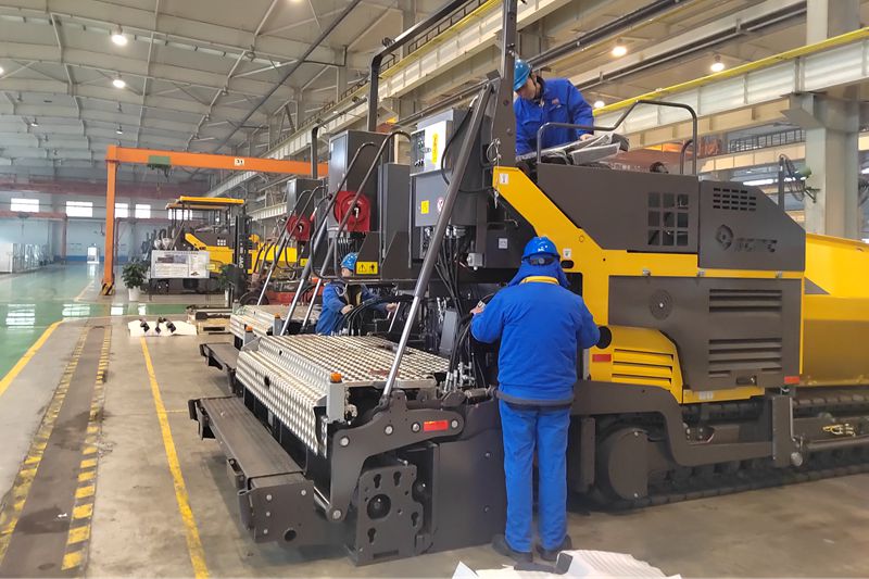 1、工人們抓緊時間總裝即將出口的瀝青混凝土攤鋪機.jpg